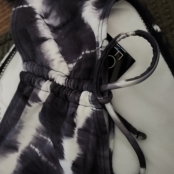 California Waves black/white tie-dye pattern bikini bottom ruched sides. Size L - Picture 6 of 6